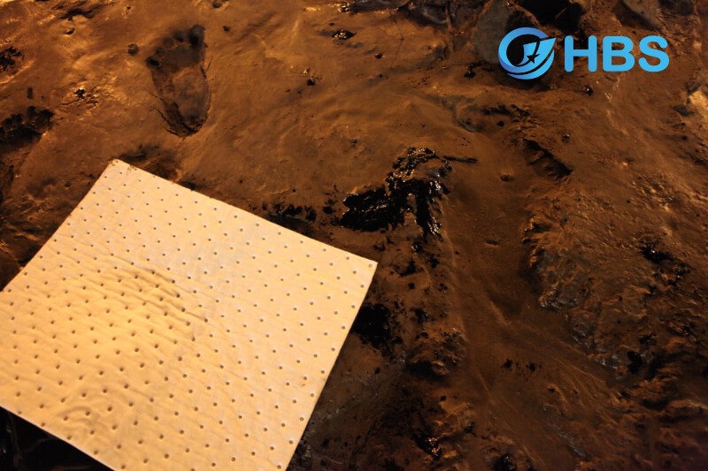 Tấm Thấm Dầu Công Nghiệp - Giải Pháp Hiệu Quả | HBS Việt Nam 6 Hinh 4 Dat giay tham len phan dau loang